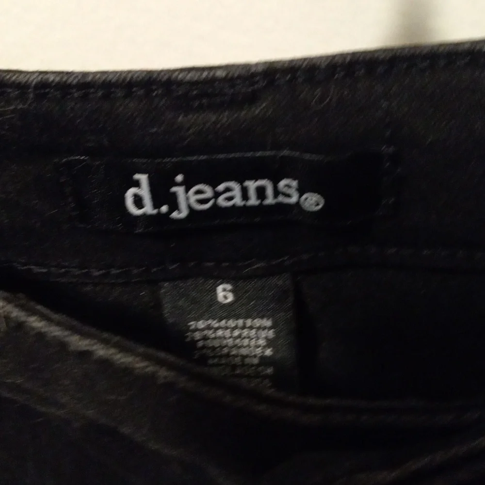Shorts - Picture 3 of 4